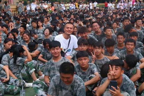 吃瓜网视频军训晚会,吃瓜网视频带你回顾青春风采