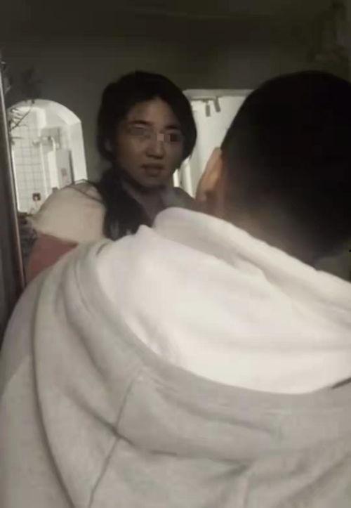 吃瓜女人看男人手机视频,看男人手机视频背后的秘密