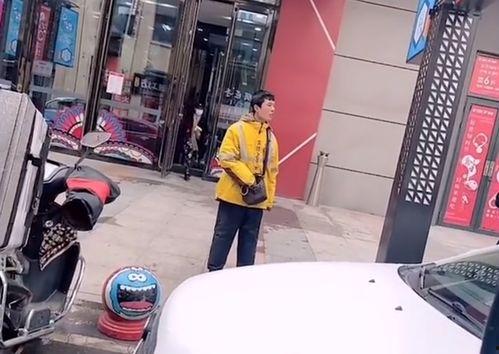 男子路边吃瓜看热闹视频