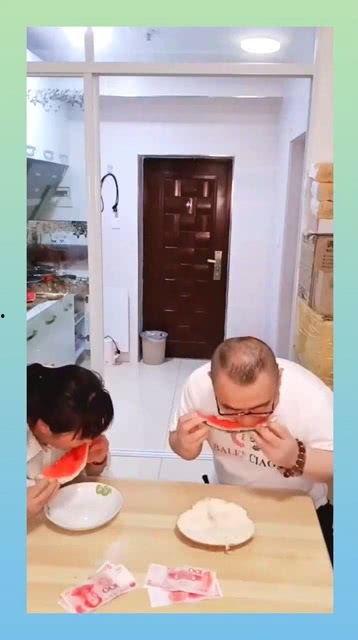 夫妻两个人吃瓜视频播放,甜蜜吃瓜视频幕后故事